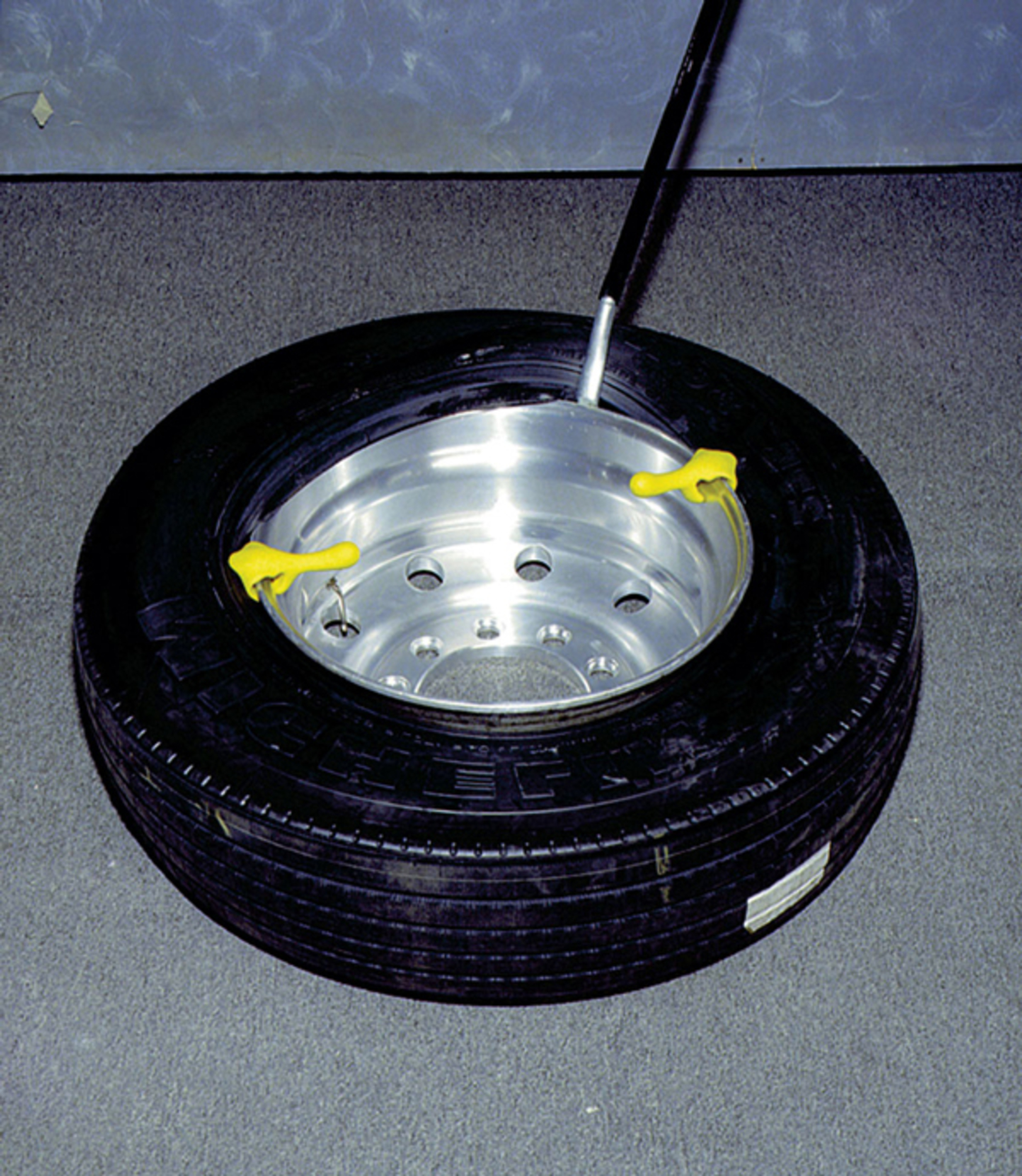 Levier de montage de pneu avec revêtement de protection plastique